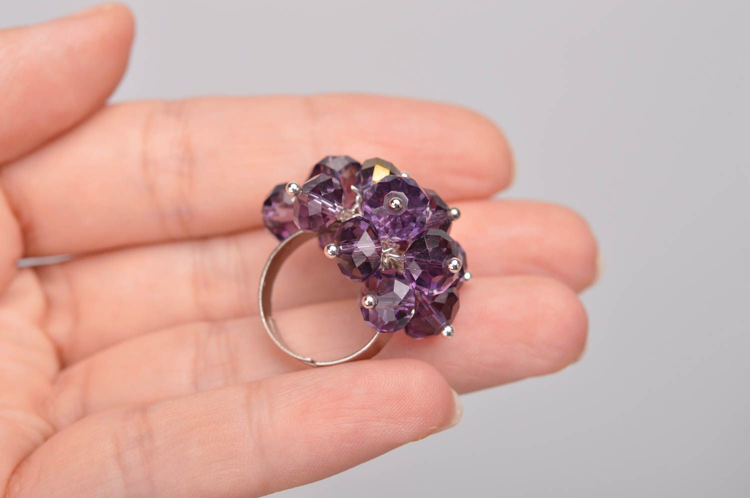Кольцо из граненых бусин фиолетовое красивое женское нарядное ручной работы  фото 2