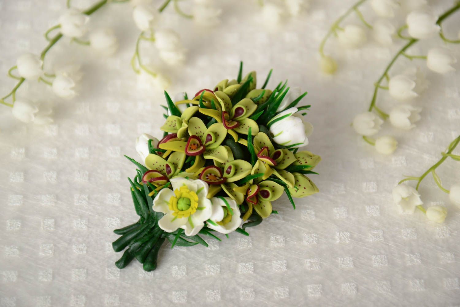 Broche artesanal con flores hechas a mano de arcilla polimérica amarillas foto 5