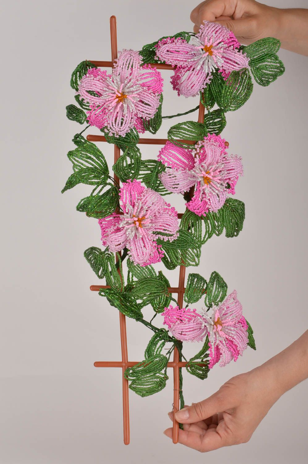 Цветы из бисера искусственные лилии хэнд мэйд для настенного домашнего декора фото 3