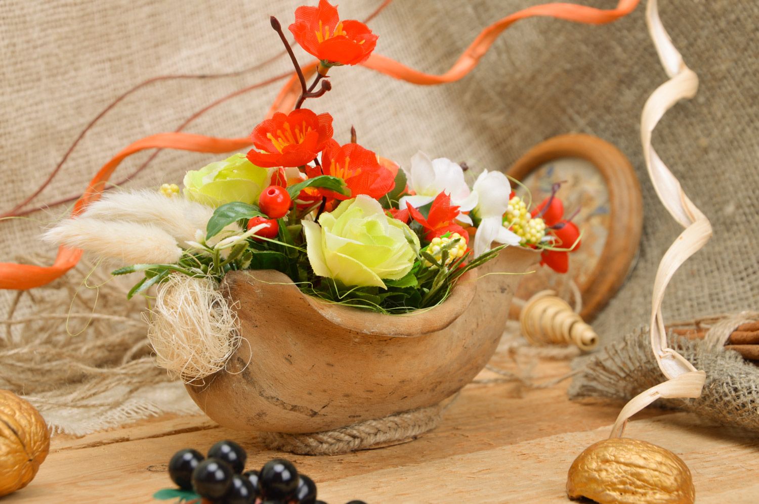 Composición de flores artificiales y bayas artesanal para decorar mesa foto 1