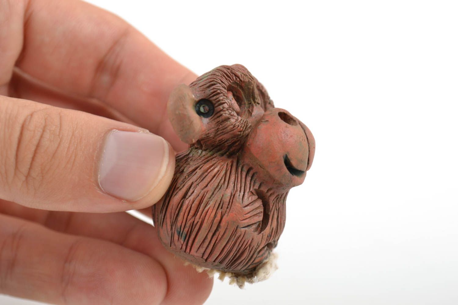 Petite figurine en céramique en forme de singe souriant brune faite main photo 2