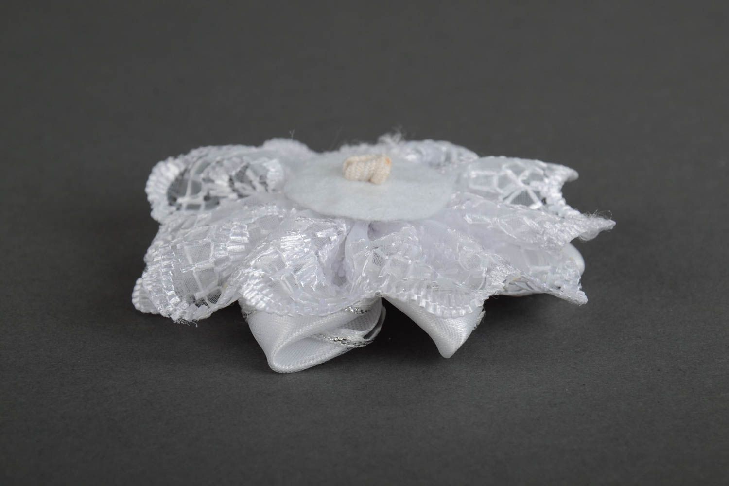Weiße handgemachte Blume aus Atlasbändern und Spitzen Rohling für Brosche foto 5