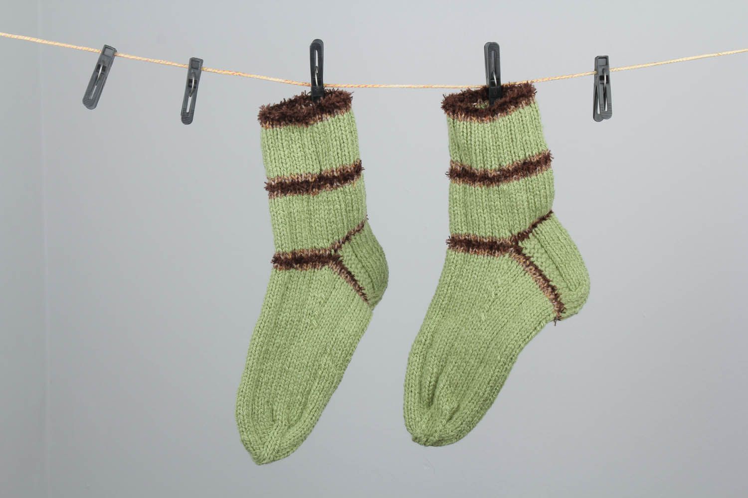 Chaussettes tricotées en mi-laine vert et marron  photo 1