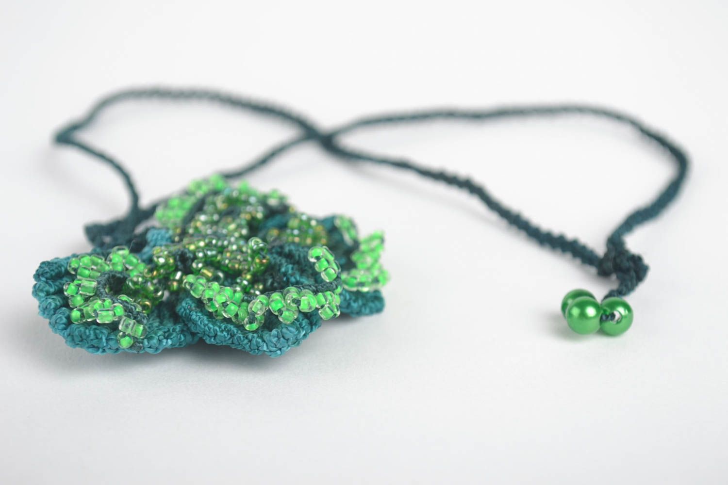 Pendentif macramé Bijou fait main vert en fils perles de rocaille Cadeau femme photo 4