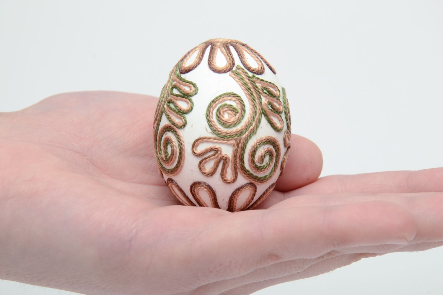 Пасхальное яйцо декоративное авторского дизайна с нитками фото 5