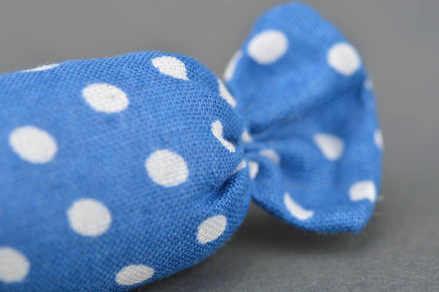 Broche bonbon en tissu de coton bleu à pois faite main accessoire pour fille  photo 4