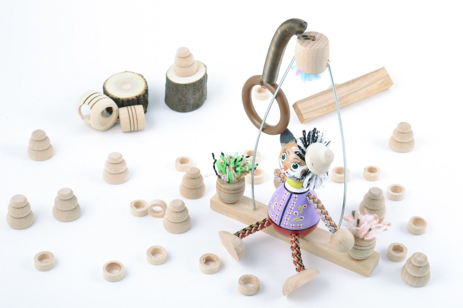 Handmade Spielzeug aus Holz Kater auf Schaukel mit Bemalung künstlerisch schön foto 1