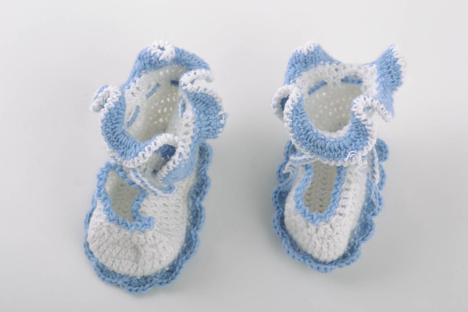 Patucos de bebé tejidos artesanales ligeros bonitos estilosos blancos con azul foto 3