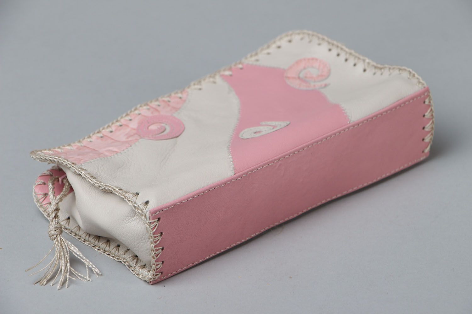 Porta-cosméticos feita à mão de couro genuíno em cor de branco e rosa foto 3