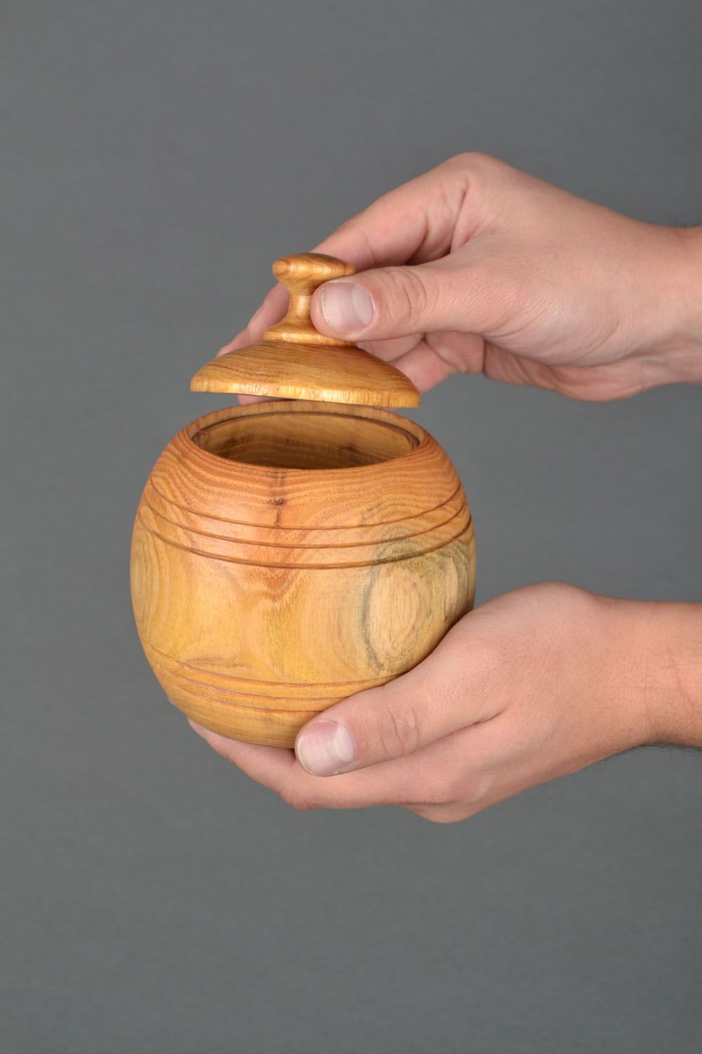 Varnished wooden pot with lid photo 2