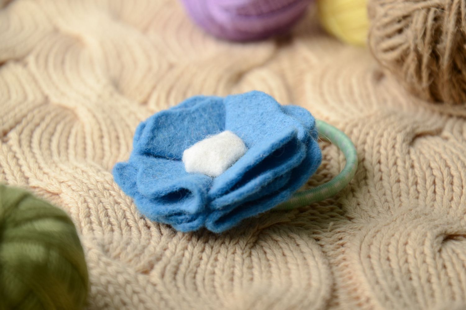 Handmade Haargummi mit Blume hellblau aus Filz foto 1