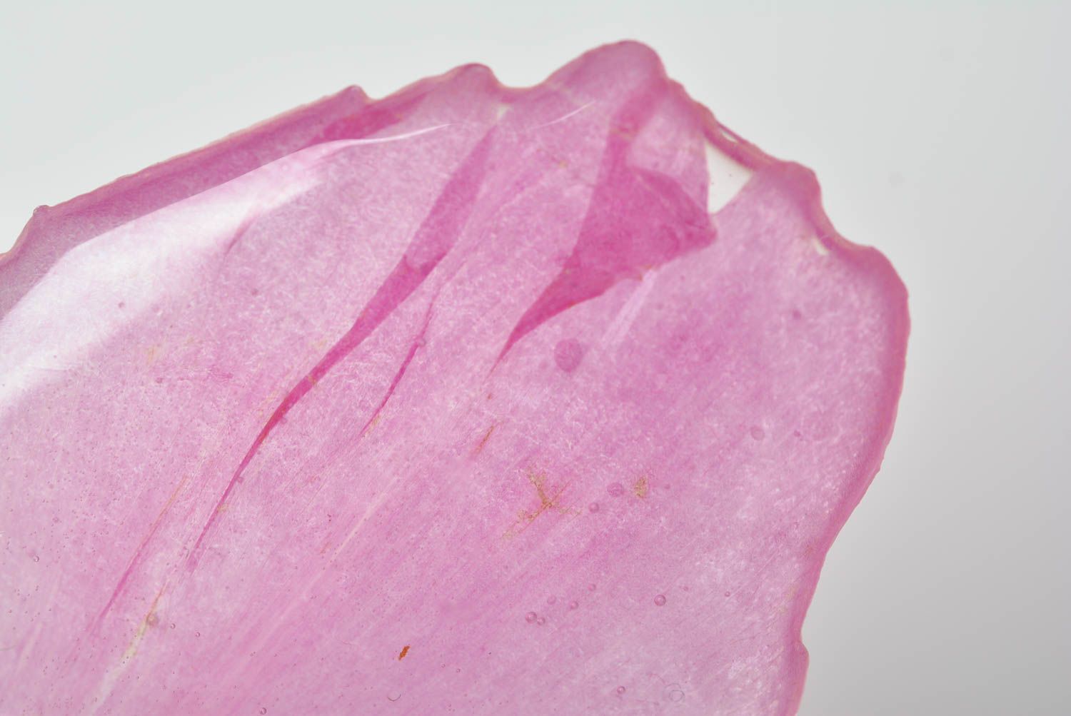 Кулон с живыми лепестками в эпоксидной смоле розовый красивый ручной работы фото 4