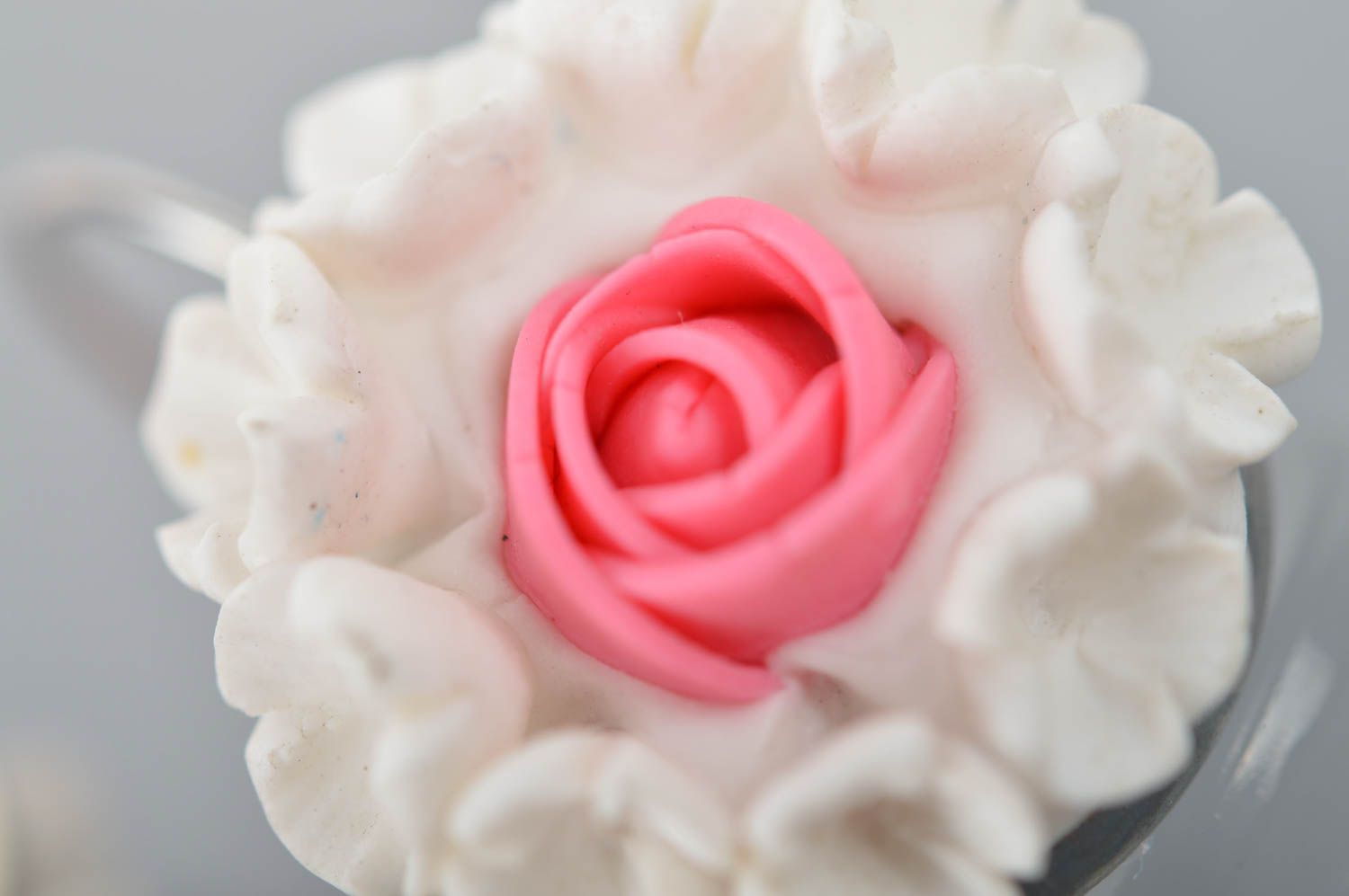 Boucles d'oreilles fleurs blanc rose en pâte polymère faites main pour femme photo 4