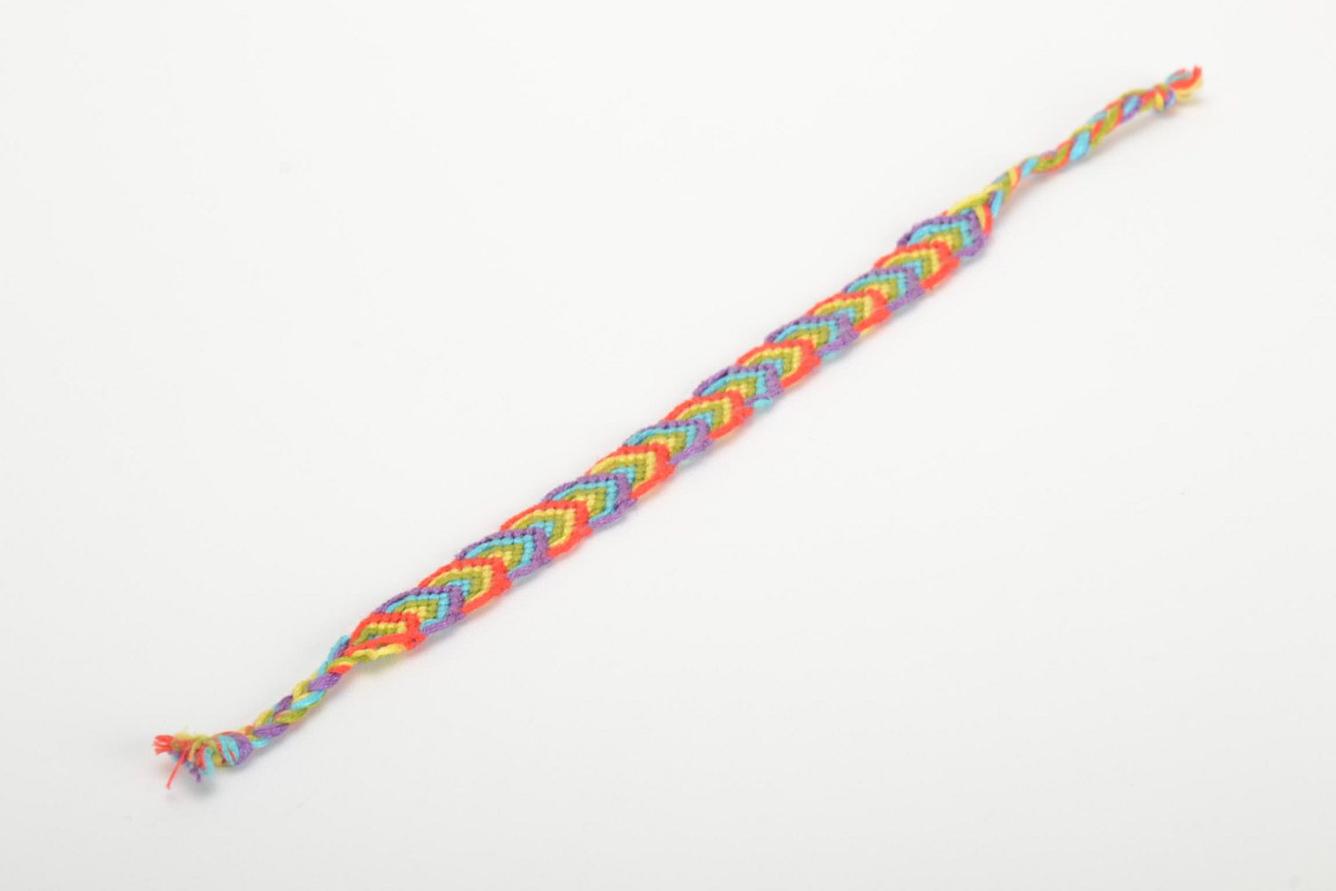 Тонкая фенечка из ниток мулине разноцветный браслет на память ручной работы фото 2