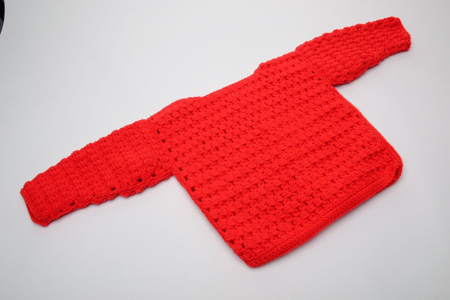 Gilet tricoté au crochet en acrylique rouge avec boutons fait main pour fille photo 2