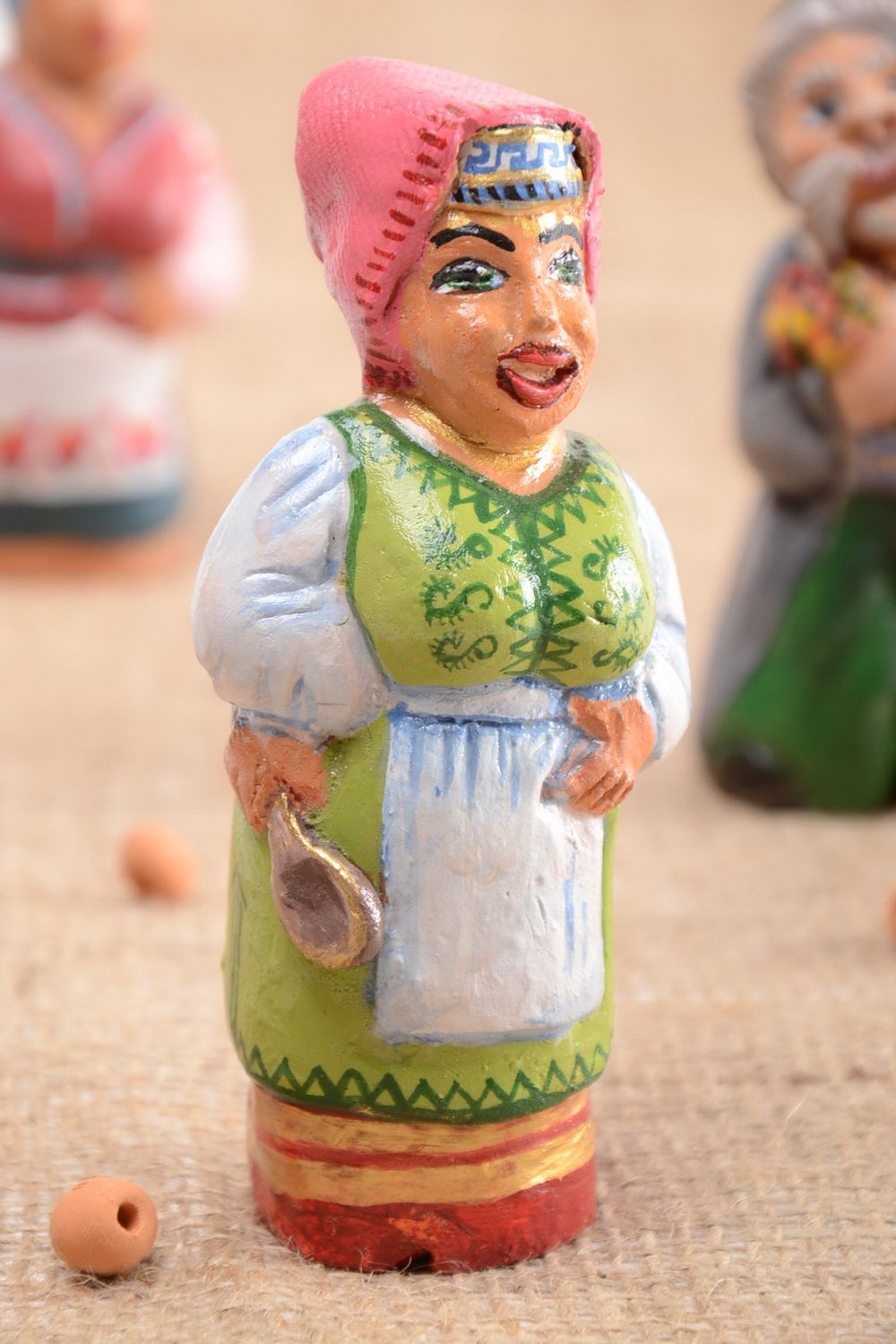 Bemalte Keramik Deko Statuette aus Ton handgeschaffen auffallend schön Bäuerin foto 1