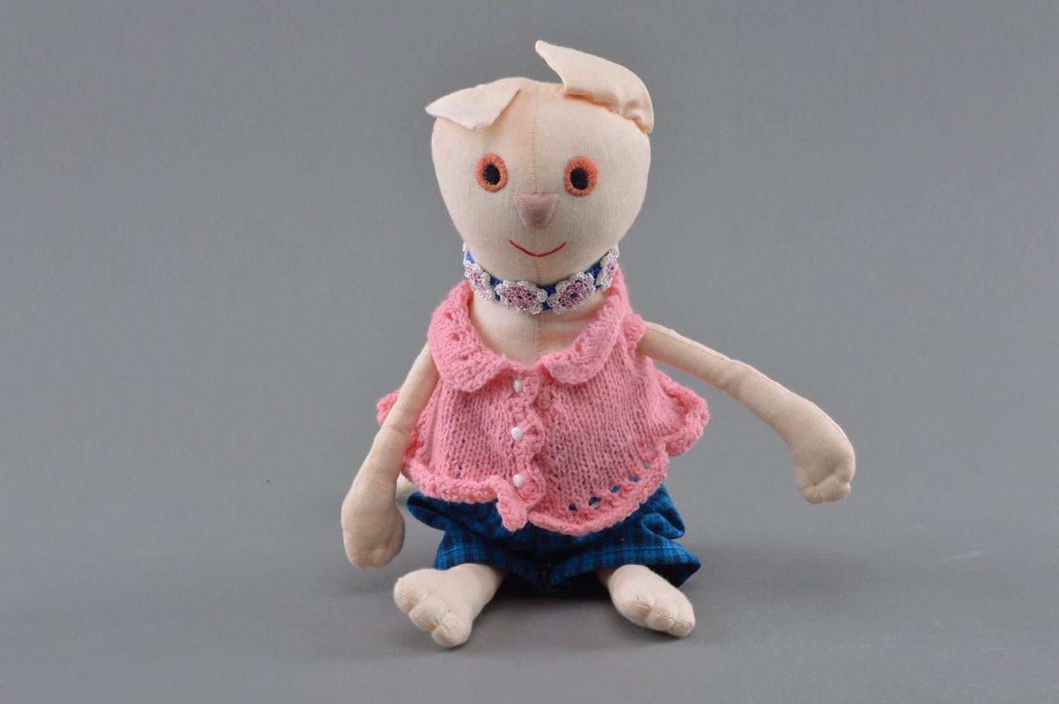 Детская игрушка ручной работы в виде кошки текстильная красивая нарядная фото 1