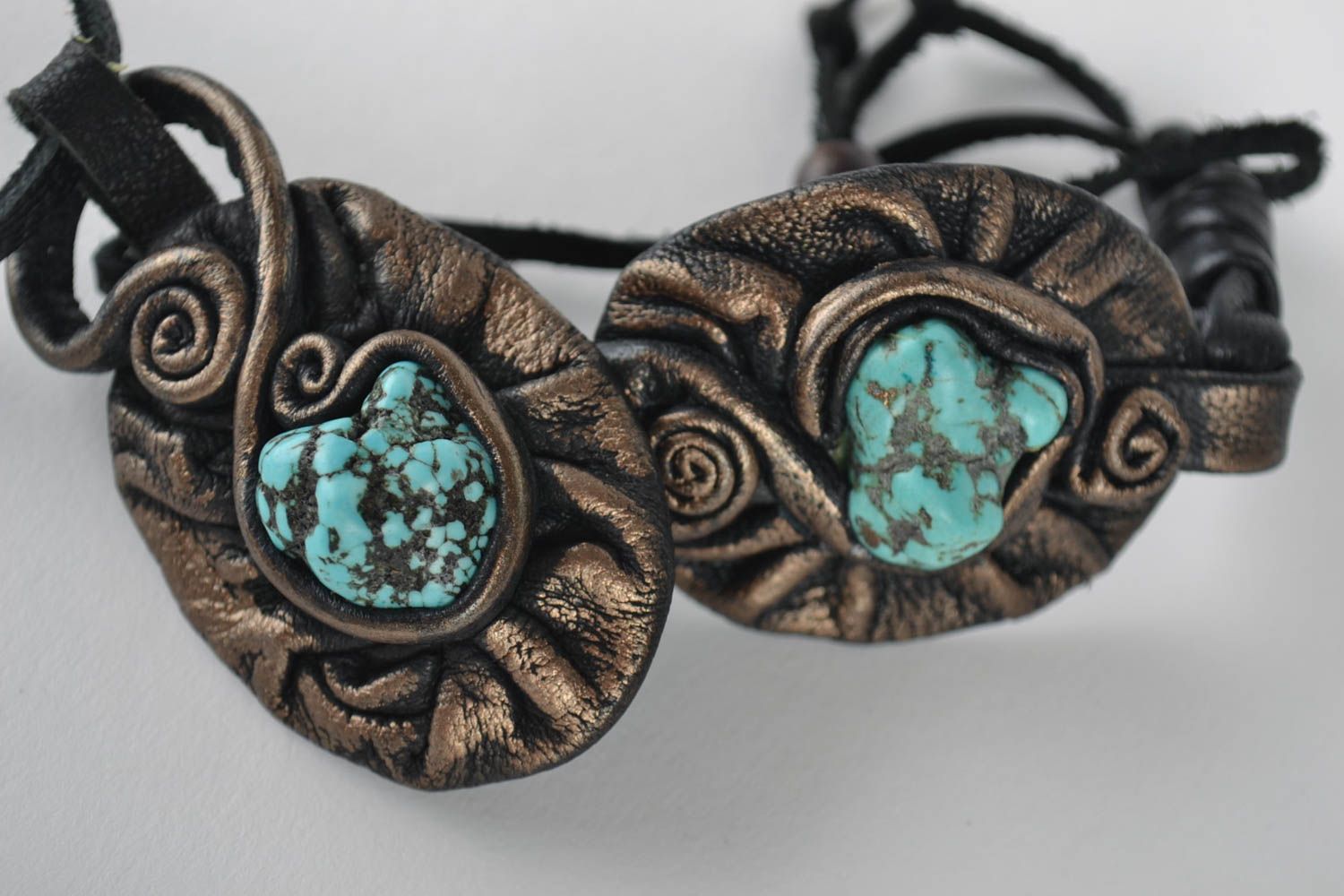 Bijoux en cuir et turquoise Pendentif fait main Bracelet large Accessoires noirs photo 3