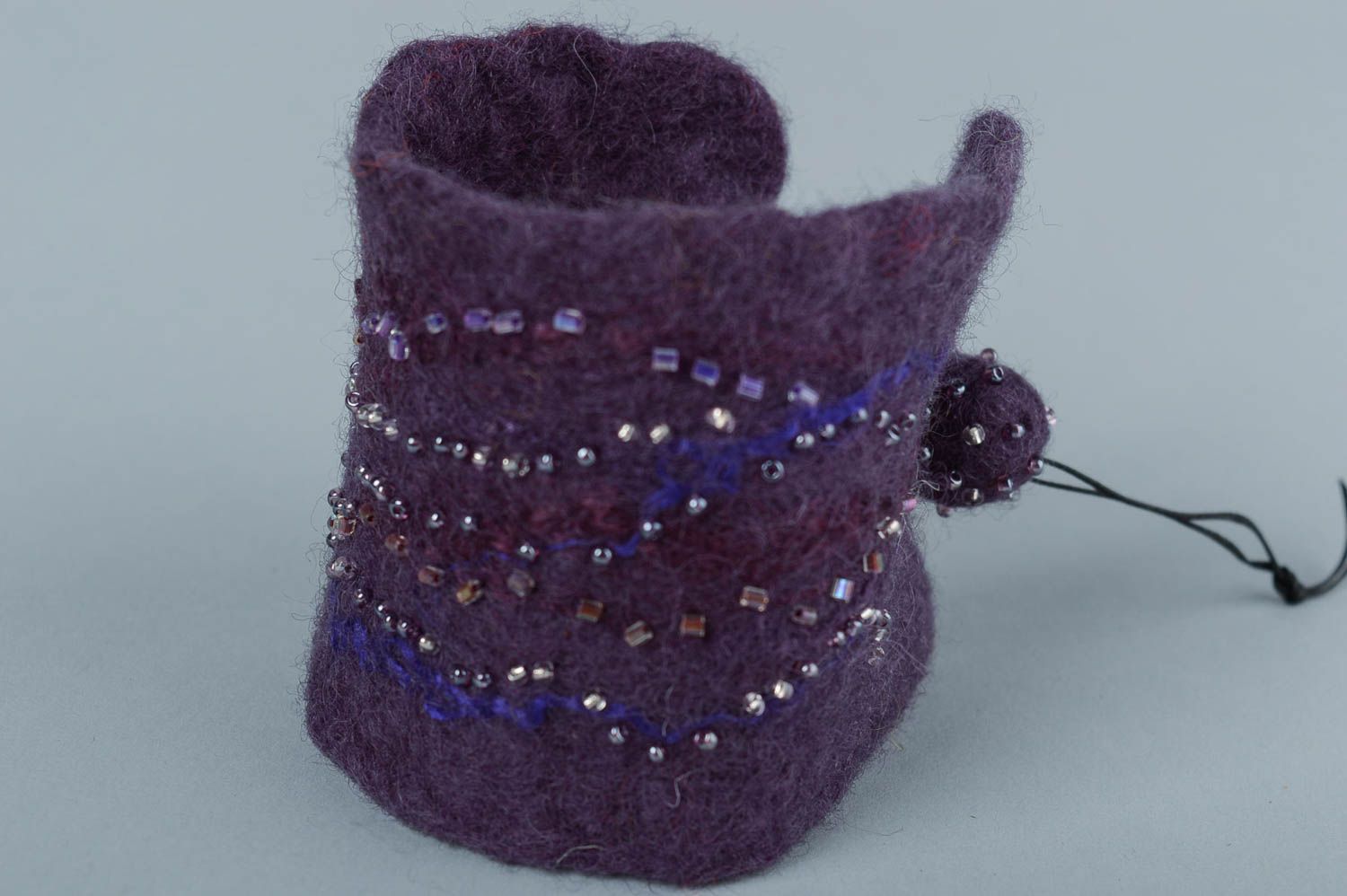 Красивый шерстяной браслет украшенный бисером с вощенным шнуром хэнд мейд  фото 2