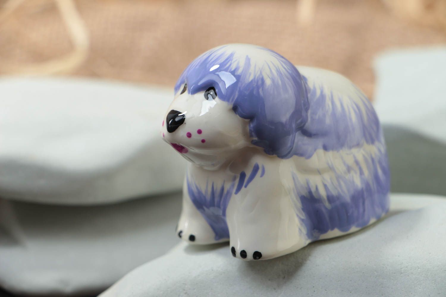Figurine en plâtre en forme de chien blanc bleu faite main peinte déco maison photo 1