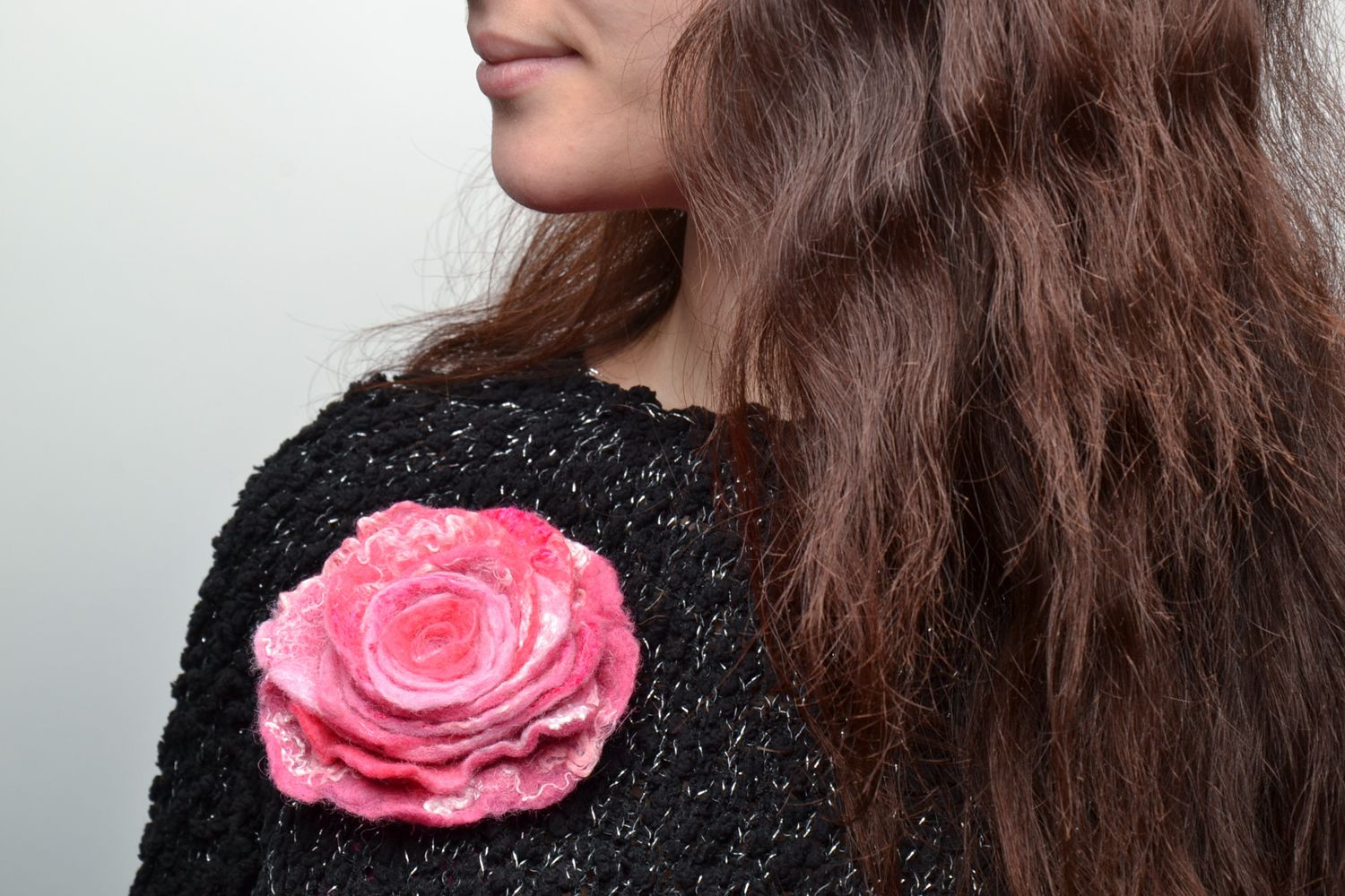 Broche en laine feutrée fleur rose  photo 2