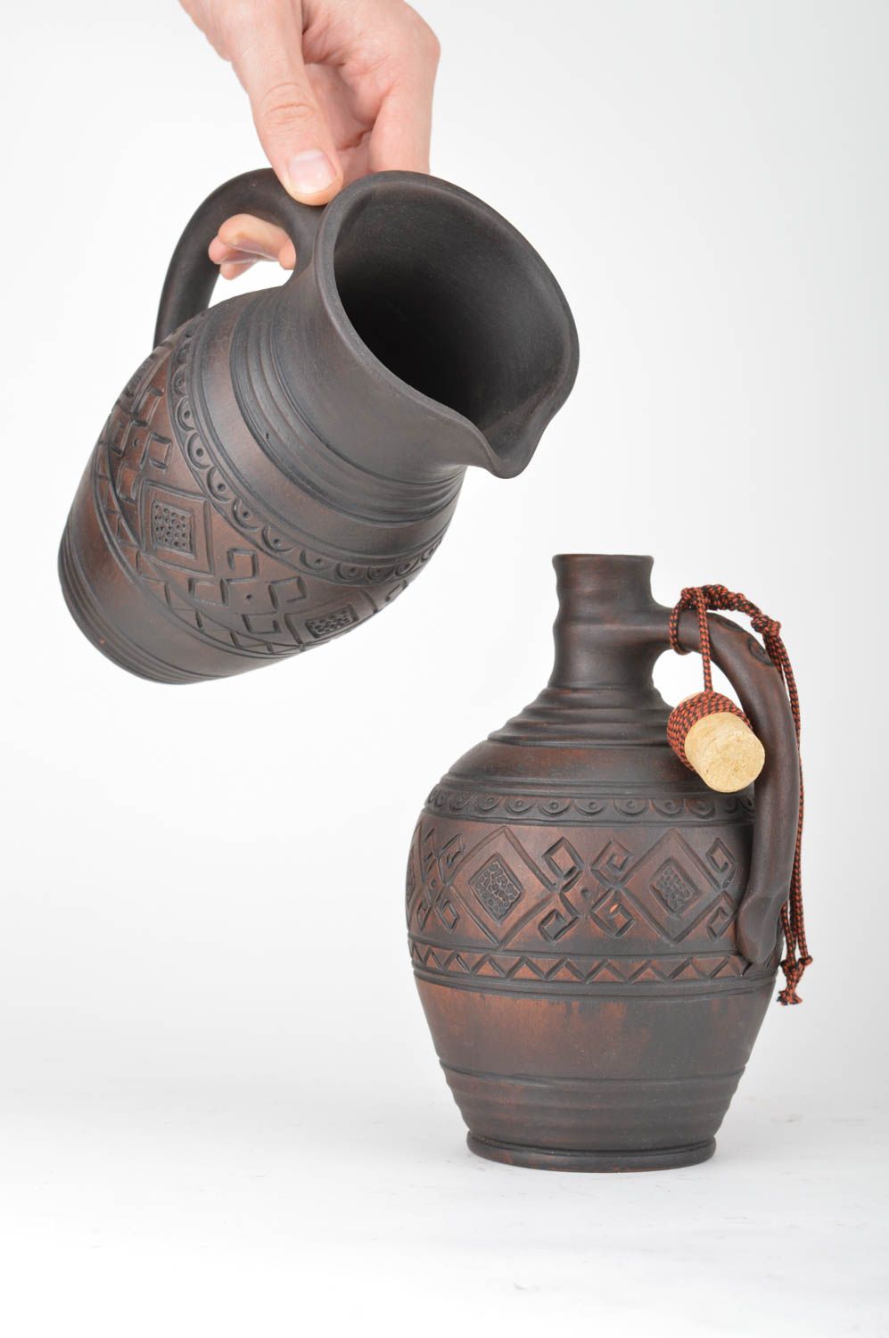 Handgemachte Flasche und Krug aus Keramik in Dunkelbraun 2 Stück 500 ml und 1 L  foto 3
