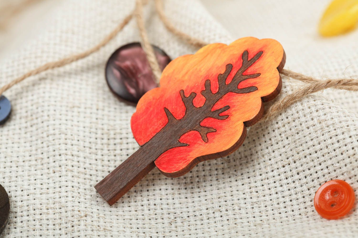 Handgemachte originelle Brosche aus Holz orange bunt in Form vom Baum originell foto 1