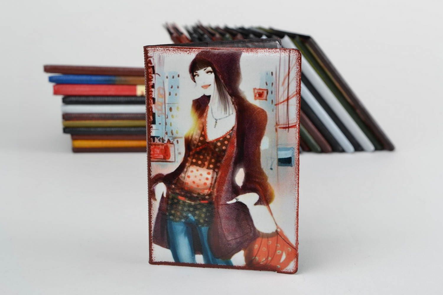 Обложка на паспорт с рисунком стильной девушки ручной работы в технике декупаж фото 1