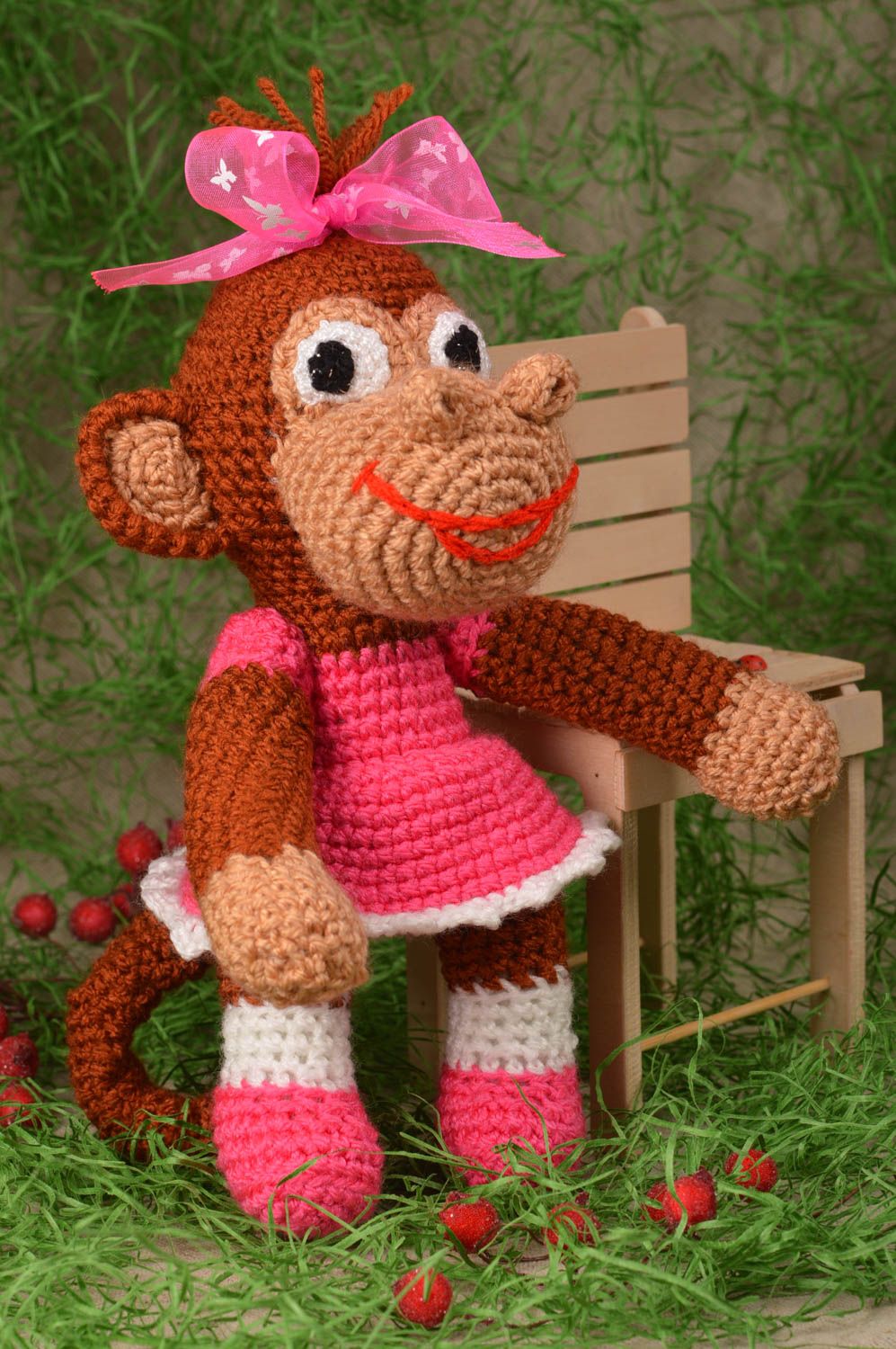 Peluche singe en robe Jouet fait main tricoté au crochet Cadeau pour fille photo 1