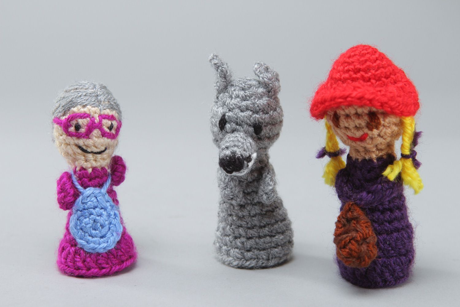Пальчиковые игрушки набор бабушка волк и внучка в красной шапочке вязаные крючком из акрила фото 1