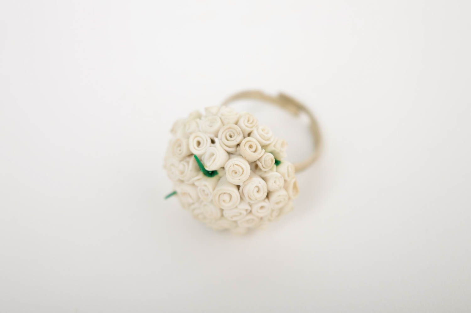 Bague fantaisie fleurs blanches Bijou fait main pâte polymère Accessoire femme photo 4