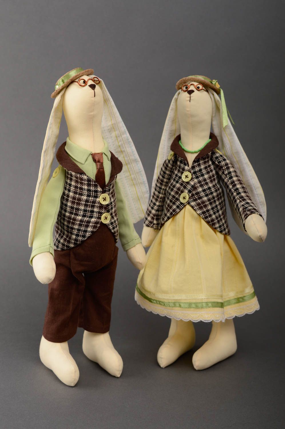 Handmade Kuscheltier Hasen Ehepaar in karierten Jacken  foto 1