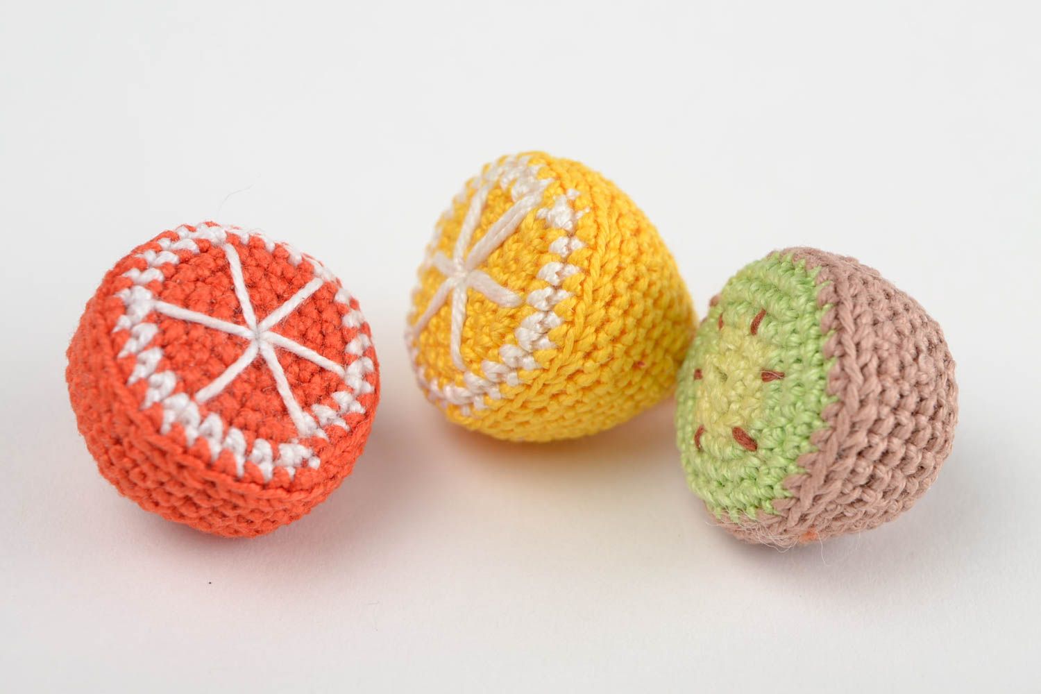 Handmade gehäkeltes Obst kleine Spielzeuge Set Geschenk Idee 3 Stück grell foto 3
