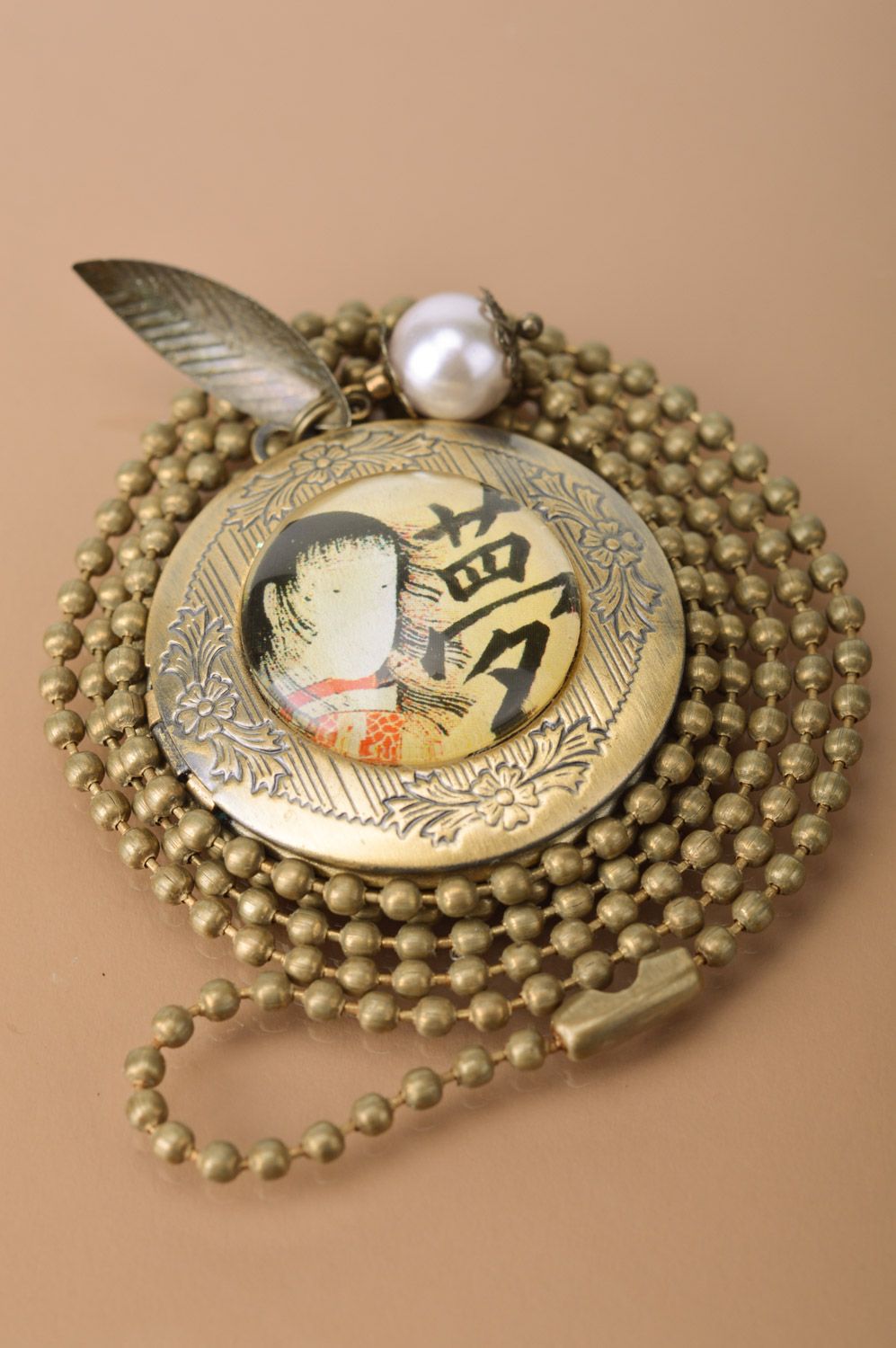 Rundes handmade Medaillon an Kette im japanischen Stil mit Glasperle und Metallfeder  foto 1