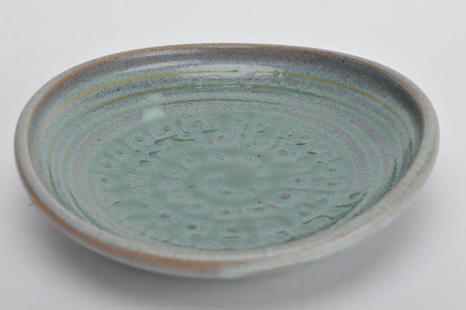 Оригинальная декоративная тарелка вылепленная вручную из красной глины фото 2