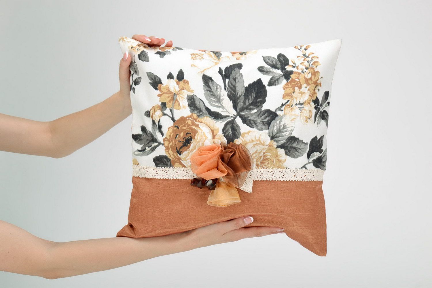 Taie d'oreiller faite main du coton, décorée de fleurs textiles et de dentelles photo 5