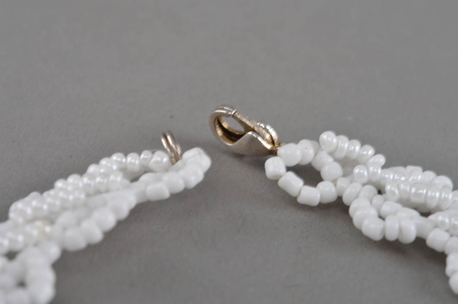 Ожерелье из бисера белое с бусинами цветами красивое необычное ручной работы фото 4