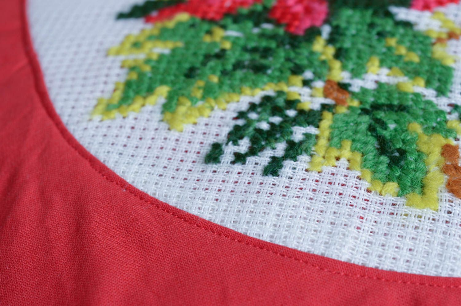 Coussin rouge fait main Oreiller pour canapé en coton design floral Déco maison photo 5