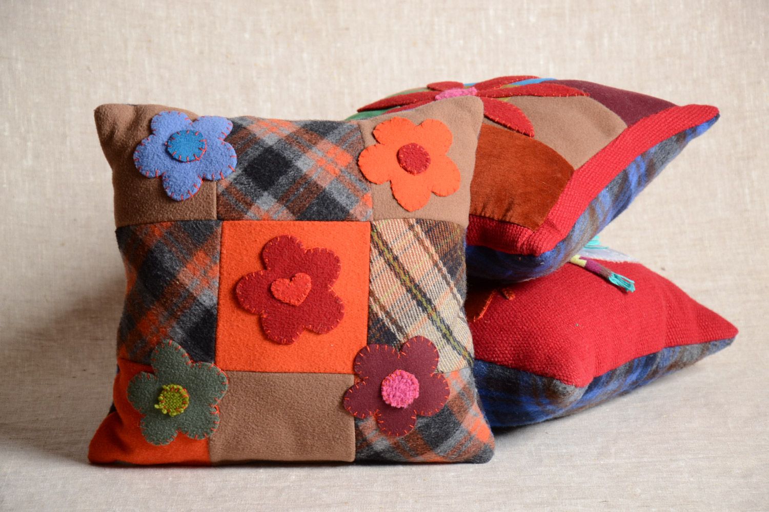 Petit coussin pour canapé avec housse zippée multicolore fait main Fleurs photo 1