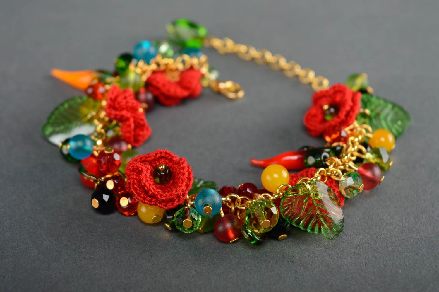 Bracelet fait main avec fleurs tricotées et perles fantaisie fait main photo 1