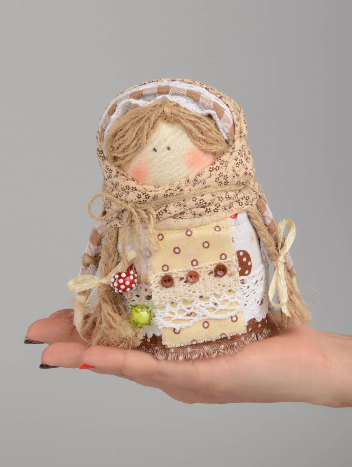 Бежевая кукла оберег зерновушка ручной работы из натуральных материалов фото 5