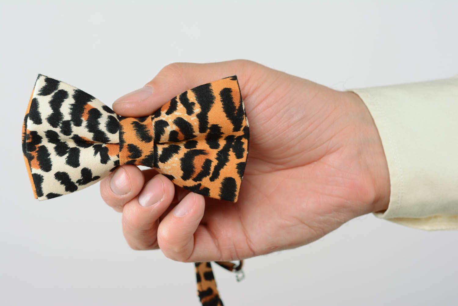 Gravata borboleta é feita de tecido de algodão com estampado de leopardo foto 5