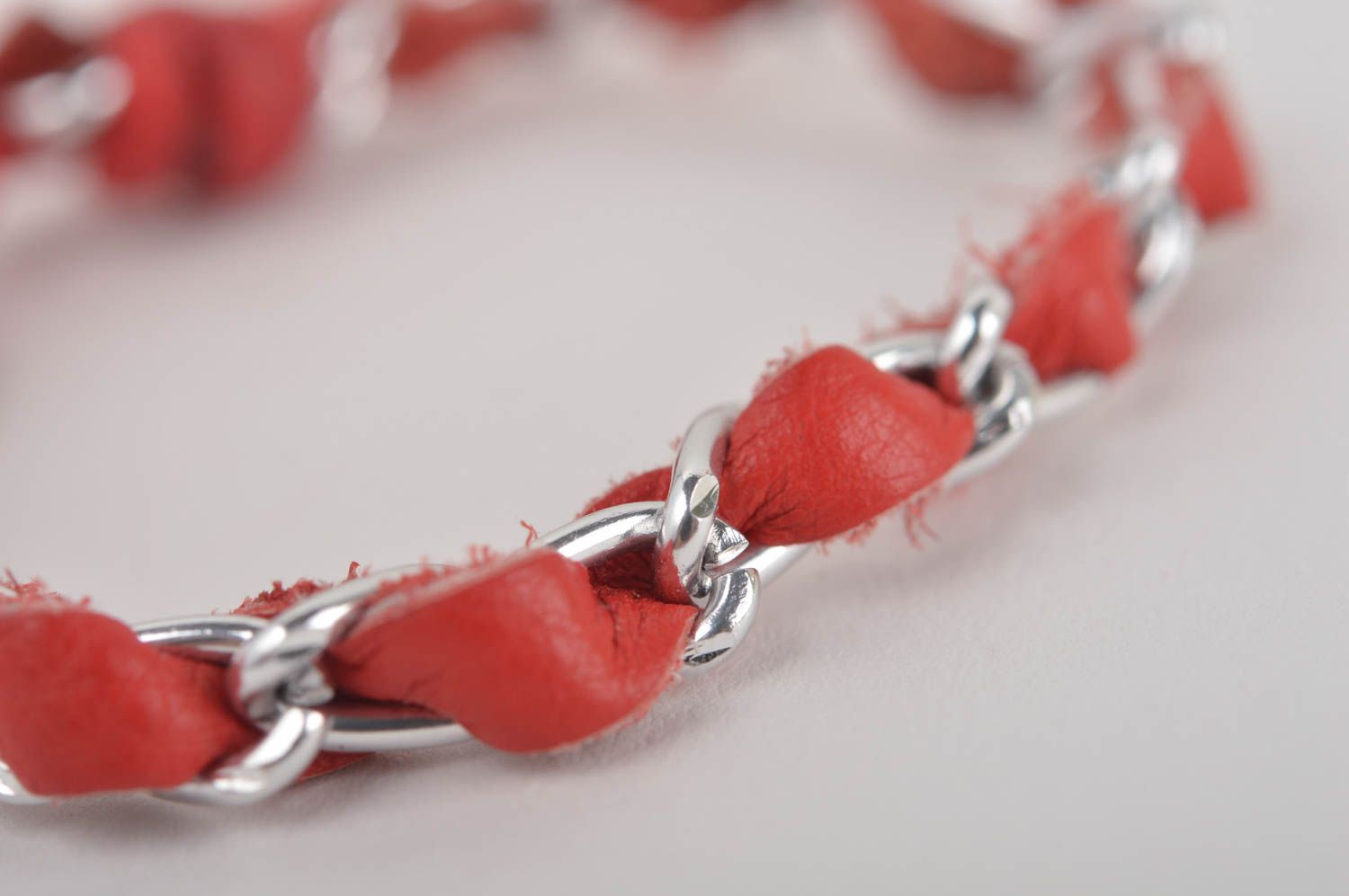 Красный браслет ручной работы браслет из кожи с цепочкой дизайнерское украшение фото 4