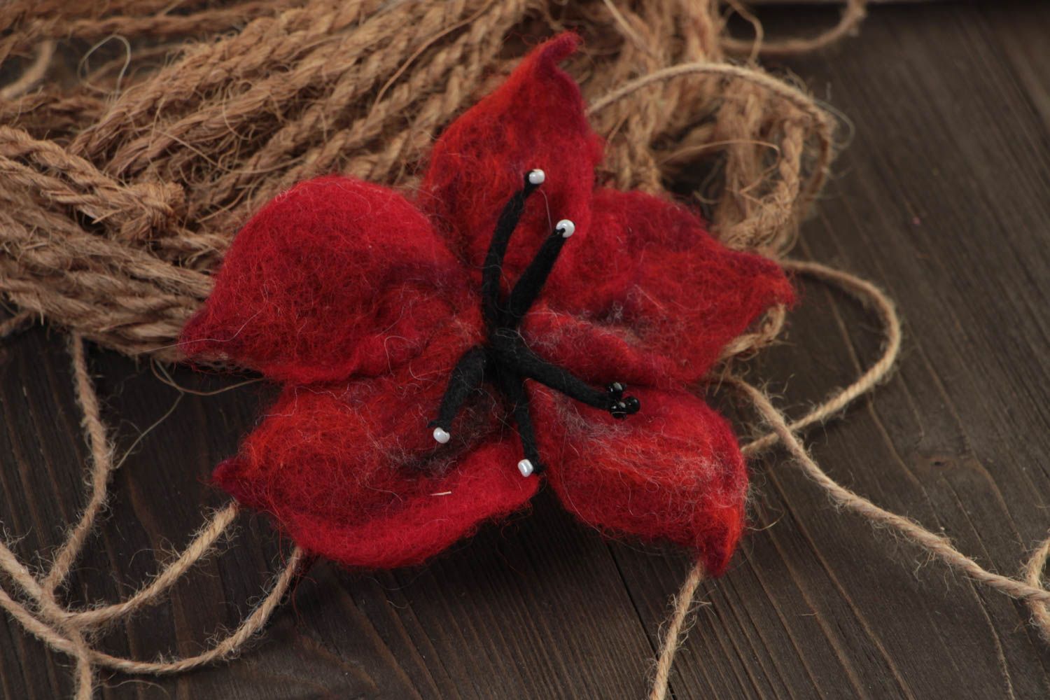 Barrette fleur rouge faite main Pince cheveux en laine feutrée Accessoire femme photo 1