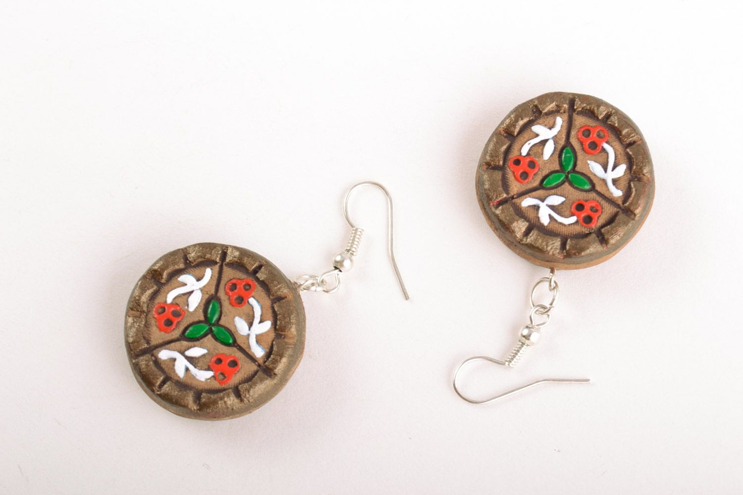 Handmade round ceramic dangling earrings with flowers painted with acrylics photo 5