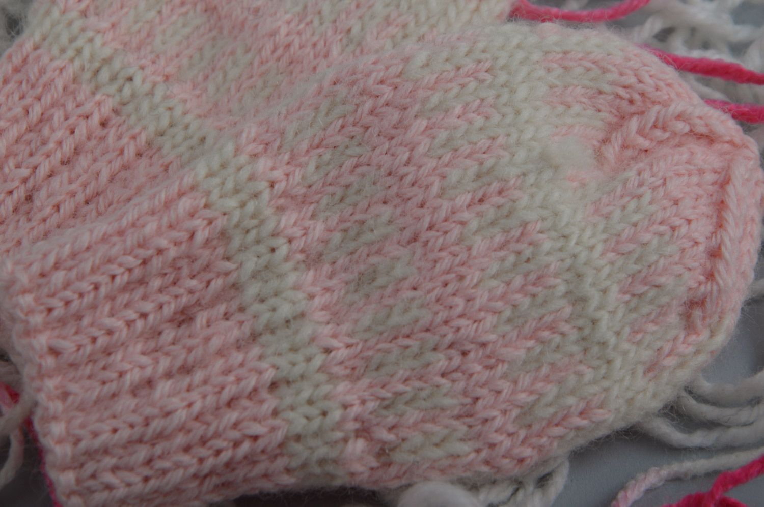 Jolies moufles claires tricotées faites main en laine accessoires pour enfant photo 2
