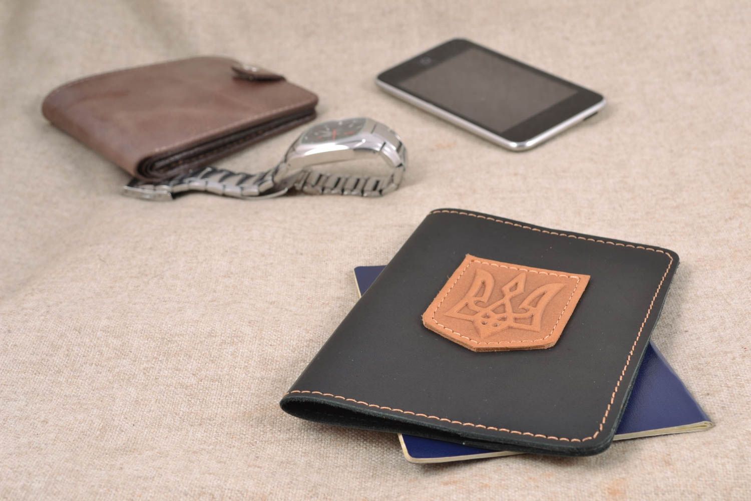 Couverture pour passeport faite main originale noire en cuir avec estampage photo 1