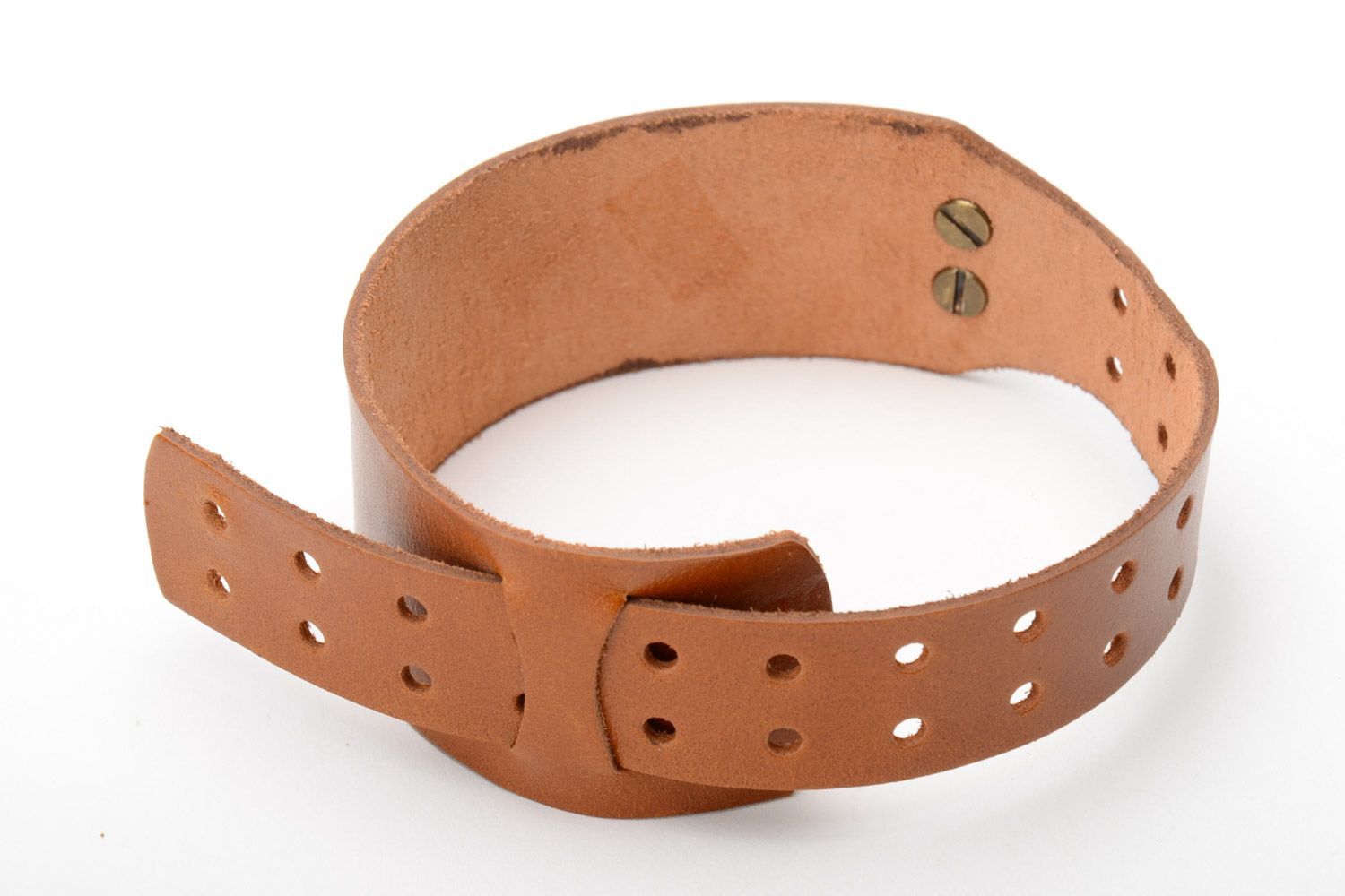 Breites braunes unisex handgemachtes Armband aus Leder Durchmesser 65 mm foto 4