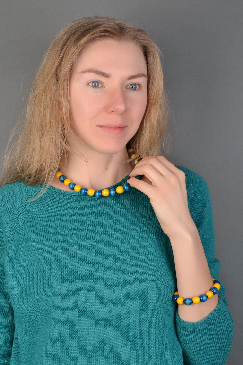 Set de bijoux en perles de bois de hêtre faits main bracelet collier jaune bleu photo 2