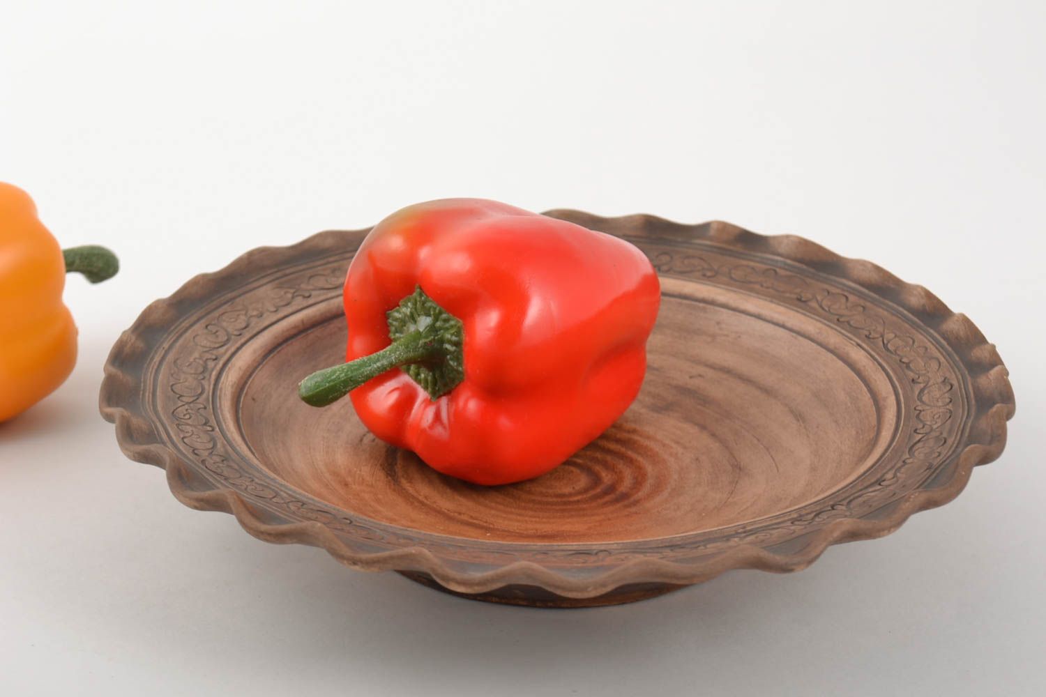 Assiette en argile faite main ronde creuse à fruits ou légumes poterie photo 1